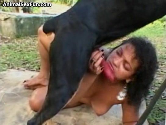 Morena com tesão mamando o cachorro preto