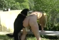 Porno zoofilia xxx mulher transa no jardim com cachorro