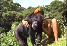 Duas mulheres na putaria com macaco